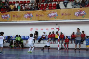 jogos de oeiras crianças a jogar andebol