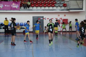 jogos de oeiras crianças a jogar andebol