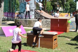 Jogos de Oeiras crianças e adultos a fazer parkour