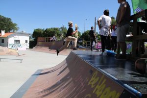 Jogos de Oeiras crianças e adultos a andar de skate