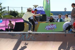 Jogos de Oeiras crianças e adultos a andar de skate