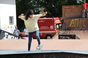 Jogos de Oeiras crianças e adultos a andar de skate