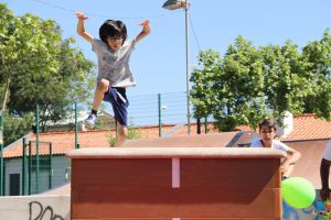 Jogos de Oeiras crianças e adultos a fazer parkour