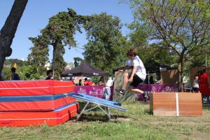 Jogos de Oeiras crianças e adultos a fazer parkour