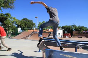 Jogos de Oeiras crianças e adultos a andar de skate