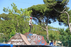 Jogos de Oeiras crianças e adultos a andar de skate