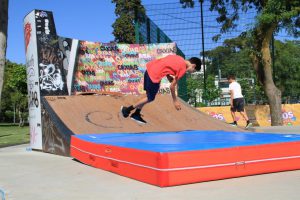 Jogos de Oeiras crianças e adultos a fazer parkour