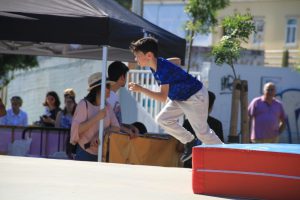 Jogos de Oeiras crianças e adultos a fazer parkour