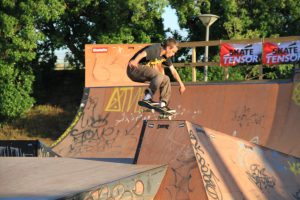 Jogos de Oeiras crianças e adultos a andar de skate