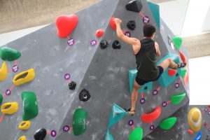 Jogos de Oeiras crianças e adultos a fazer escalada