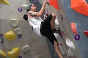 Jogos de Oeiras crianças e adultos a fazer escalada