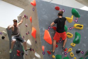 Jogos de Oeiras crianças e adultos a fazer escalada