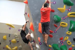 Jogos de Oeiras crianças e adultos a fazer escalada