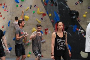 Jogos de Oeiras crianças e adultos a fazer escalada