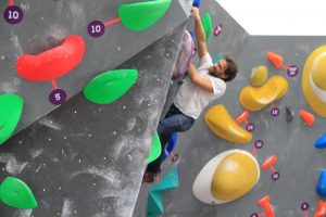 Jogos de Oeiras crianças e adultos a fazer escalada