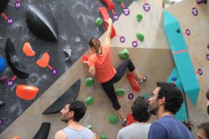 Jogos de Oeiras crianças e adultos a fazer escalada