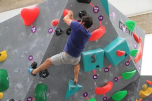 Jogos de Oeiras crianças e adultos a fazer escalada