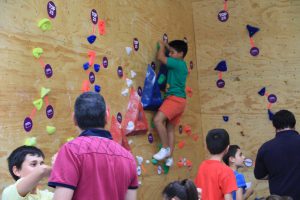 Jogos de Oeiras crianças e adultos a fazer escalada