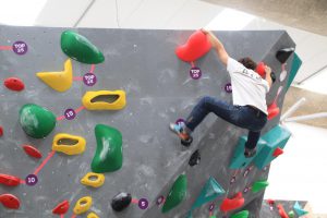 Jogos de Oeiras crianças e adultos a fazer escalada