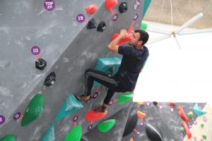 Jogos de Oeiras crianças e adultos a fazer escalada