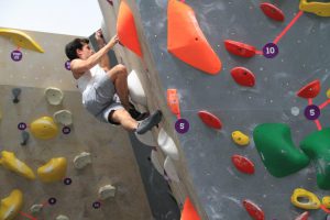 Jogos de Oeiras crianças e adultos a fazer escalada