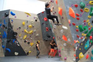 Jogos de Oeiras crianças e adultos a fazer escalada