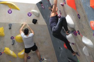 Jogos de Oeiras crianças e adultos a fazer escalada