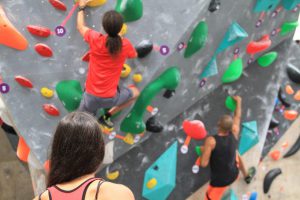 Jogos de Oeiras crianças e adultos a fazer escalada