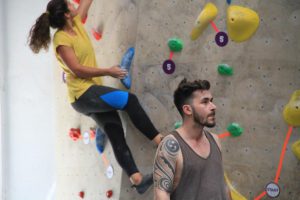 Jogos de Oeiras crianças e adultos a fazer escalada