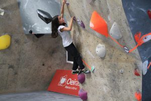 Jogos de Oeiras crianças e adultos a fazer escalada