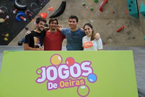 Jogos de Oeiras crianças e adultos a fazer escalada