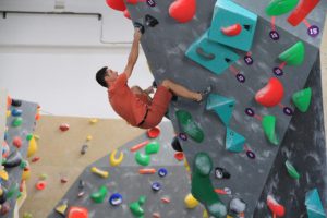 Jogos de Oeiras crianças e adultos a fazer escalada