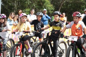 jogos de oeiras crianças a praticar BTT