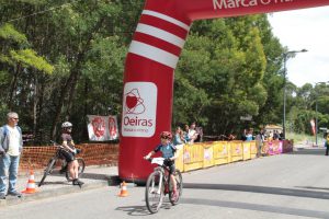 jogos de oeiras crianças a praticar BTT