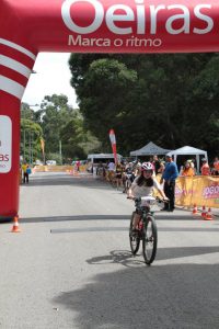 jogos de oeiras crianças a praticar BTT