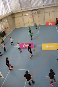 jogos de oeiras crianças a jogar basquetebol