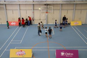 jogos de oeiras crianças a jogar basquetebol