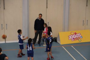 jogos de oeiras crianças a jogar basquetebol