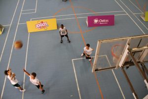 jogos de oeiras crianças a jogar basquetebol