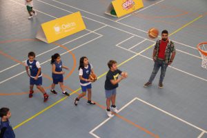 jogos de oeiras crianças a jogar basquetebol