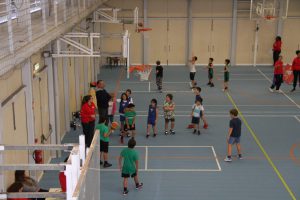 jogos de oeiras crianças a jogar basquetebol