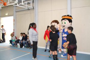 jogos de oeiras crianças a jogar basquetebol