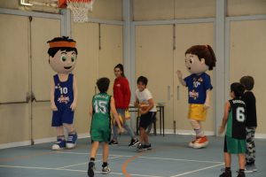 jogos de oeiras crianças a jogar basquetebol