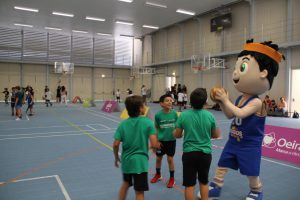 jogos de oeiras crianças a jogar basquetebol