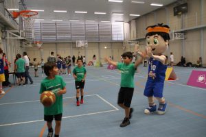 jogos de oeiras crianças a jogar basquetebol