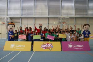 jogos de oeiras crianças a jogar basquetebol