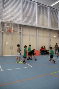 jogos de oeiras crianças a jogar basquetebol