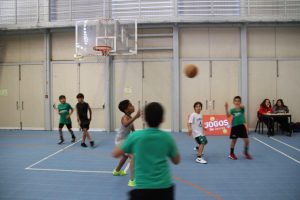 jogos de oeiras crianças a jogar basquetebol