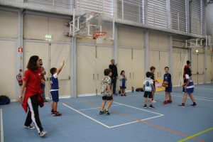 jogos de oeiras crianças a jogar basquetebol