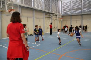 jogos de oeiras crianças a jogar basquetebol